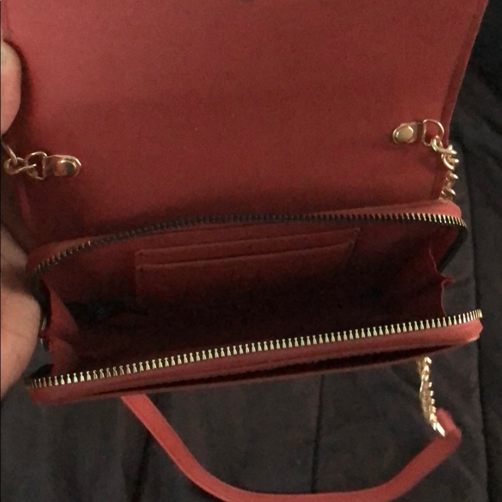 A purse - Picture 3 of 3